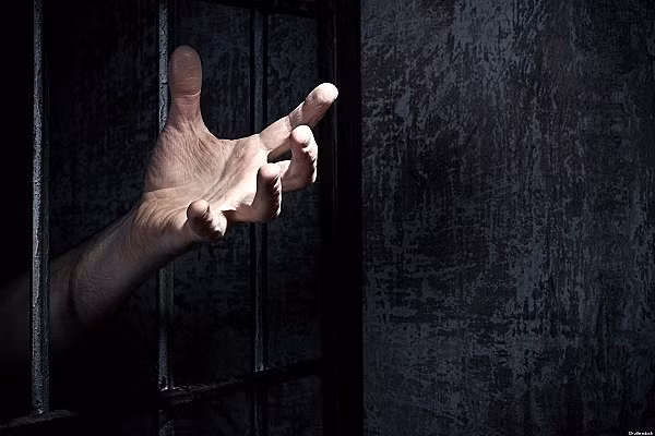 Nhưng điều này không có nghĩa là chúng ta tưởng tượng ra hình bàn tay. Trong thí nghiệm, những nhà nghiên cứu đã đặt thêm một bộ phận cảm biến, cho phép theo dõi chuyển động mắt của những ứng viên. Và kết quả là mắt của họ chuyển động cùng nhịp với chuyển động của bàn tay, giống như cách họ nhìn khi có ánh sáng vậy.