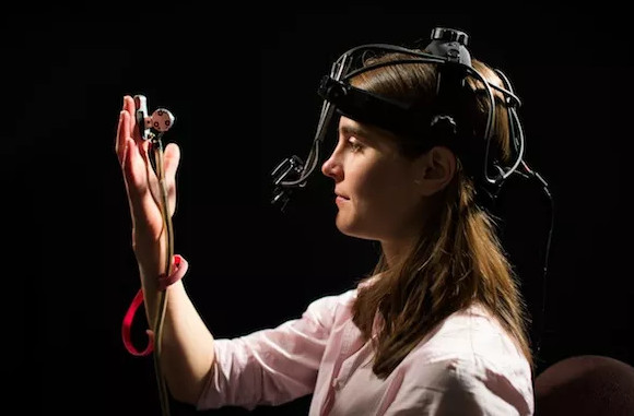  2. Bạn thực sự "nhìn" thấy tay của chính mình trong bóng tối: Theo một nghiên cứu của ĐH Rochester (Mỹ), phần lớn những hình ảnh chúng ta "nhìn" hàng ngày không đến từ mắt, mà là do những gì não bộ "muốn" chúng ta thấy, dựa trên những thông tin các giác quan thu thập được.