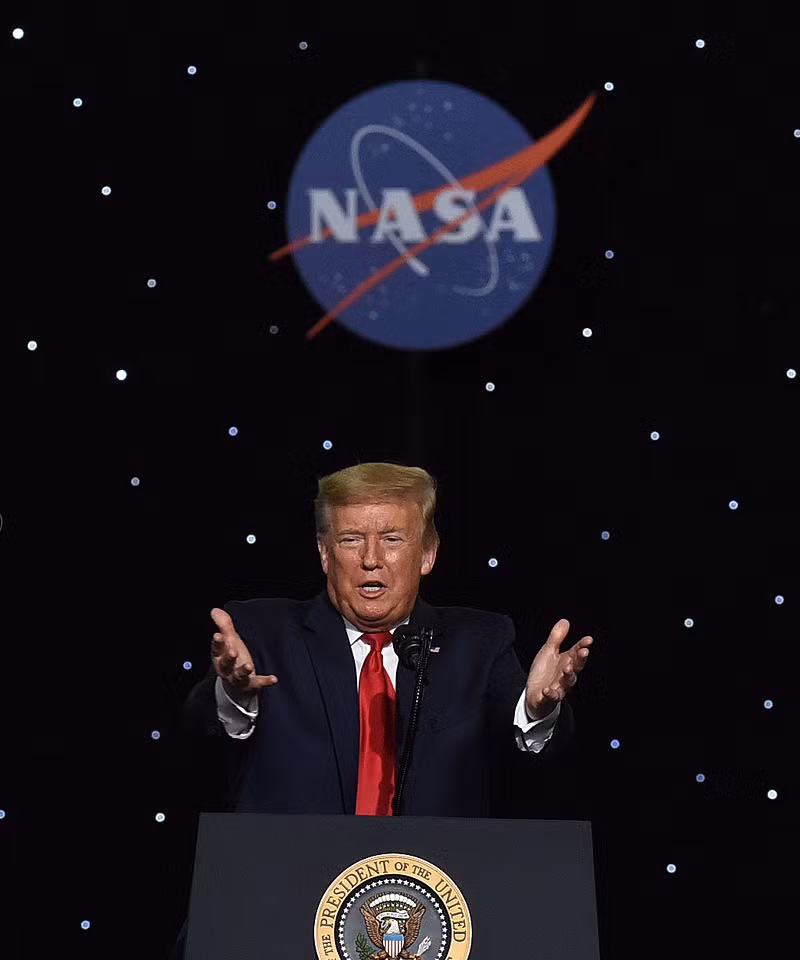 Đến thời cựu tổng thống Trump, ông không loại bỏ SLS nhưng đã thay đổi mục tiêu, từ đưa phi hành gia đến một tiểu hành tinh sang ưu tiên các nhiệm vụ trên Mặt trăng và sao Hỏa.