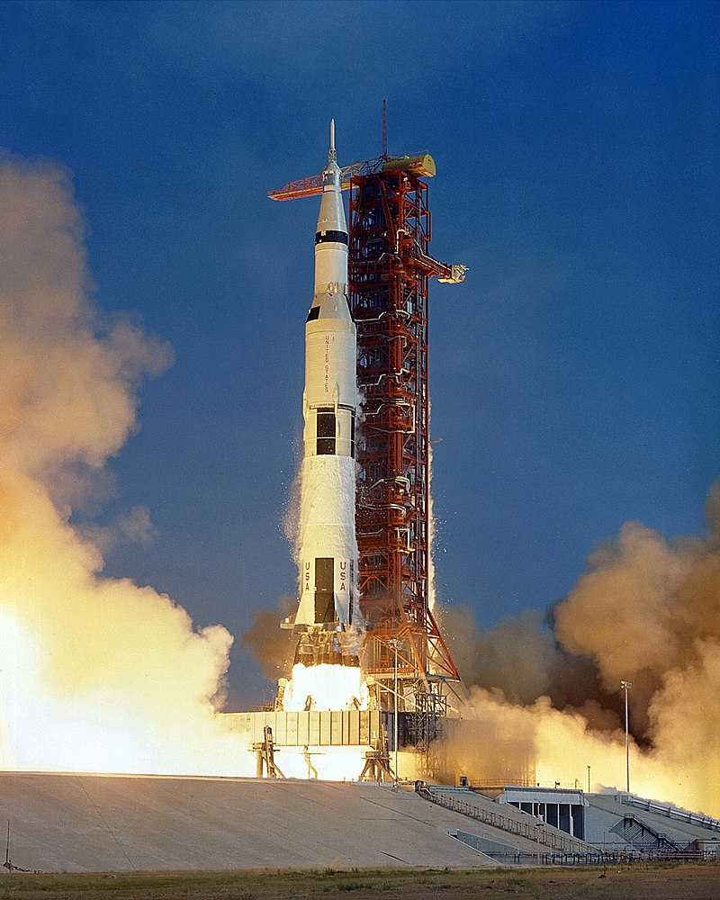 Liệu chúng ta có nên "đổ lỗi" cho Apollo 11, con tàu thành công nhất của NASA? "Kể từ năm 1969, có vài thứ trong cuộc sống mà ta có thể nhìn rồi khẳng định đó là một bước lùi", The Verge dẫn lời Mark Sirangelo - người từng hỗ trợ kế hoạch quay lại Mặt Trăng của NASA trước khi nghỉ việc vào tháng 5 - nhận định.