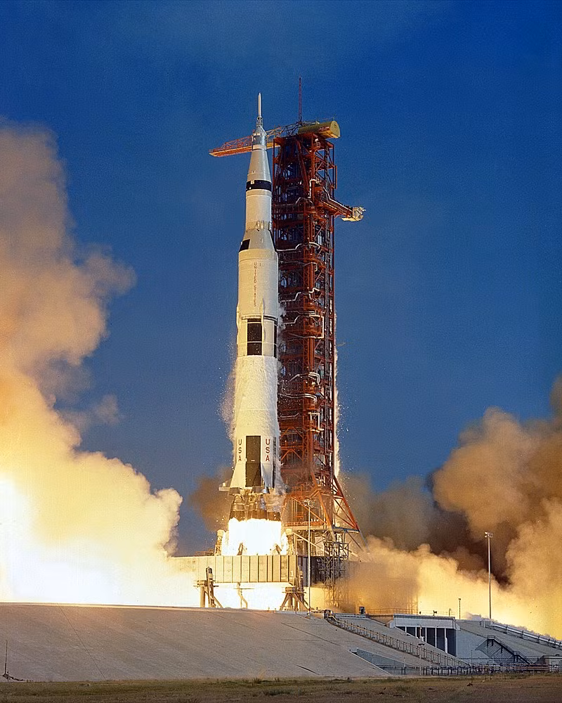 Liệu chúng ta có nên "đổ lỗi" cho Apollo 11, con tàu thành công nhất của NASA? "Kể từ năm 1969, có vài thứ trong cuộc sống mà ta có thể nhìn rồi khẳng định đó là một bước lùi", The Verge dẫn lời Mark Sirangelo - người từng hỗ trợ kế hoạch quay lại Mặt Trăng của NASA trước khi nghỉ việc vào tháng 5 - nhận định.