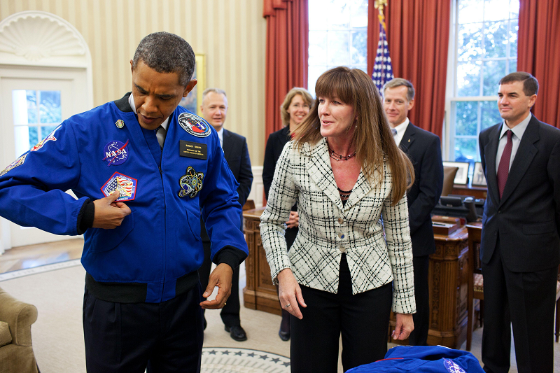 NASA đã chi 9 tỉ USD trong 5 năm để thiết kế, xây dựng và thử nghiệm phần cứng cho chương trình đưa người vào vũ trụ đó. Tuy nhiên, sau khi cựu tổng thống Barack Obama nhậm chức, ông đã hủy bỏ chương trình Constellation và thay thế bằng chương trình tên lửa SLS.