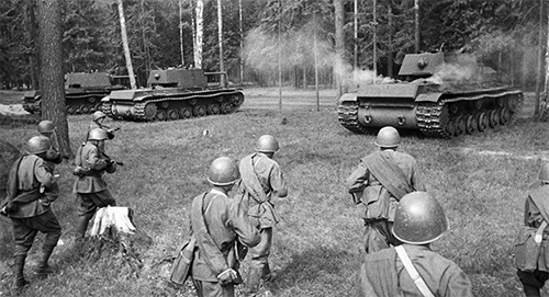 Cuộc chiến có sự tham gia của đại đa số các quốc gia trên thế giới - bao gồm tất cả các cường quốc - tạo thành hai liên minh quân sự đối lập: Đồng Minh và Phe Trục.