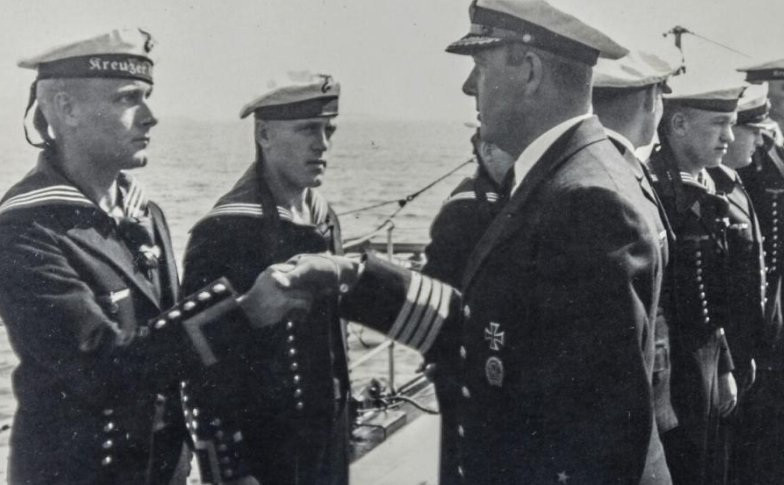 Gần như cùng lúc, các tàu khu trục của phe Cộng hòa bắt đầu pháo kích vào cảng. Đợt tấn công thứ hai suýt bắn trúng tàu Đức. May mắn cho các thủy thủ Đức, người Tây Ban Nha đã kịp thời nhận ra rằng họ không bắn phá các tàu của quân Pháp, mà là những tàu mang cờ của Đức Quốc xã.