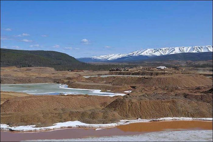 Đặc biệt, núi kho báu này còn chứa một loại khoáng sản đặc biệt mà chỉ nơi đây mới có, gọi là Konderite - là hỗn hợp từ đồng, bạch kim, rhodium, chì và lưu huỳnh.