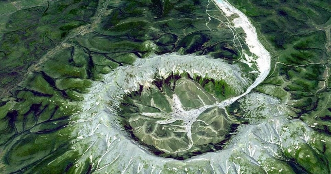 Tuy nhiên, các chuyên gia cho biết nguyên nhân dẫn tới hình dáng đặc biệt của khối núi là magma nóng chảy từ đá núi lửa kết tinh bên dưới mặt đất cách đây hơn một tỷ năm, tạo thành hình tròn hoàn hảo.