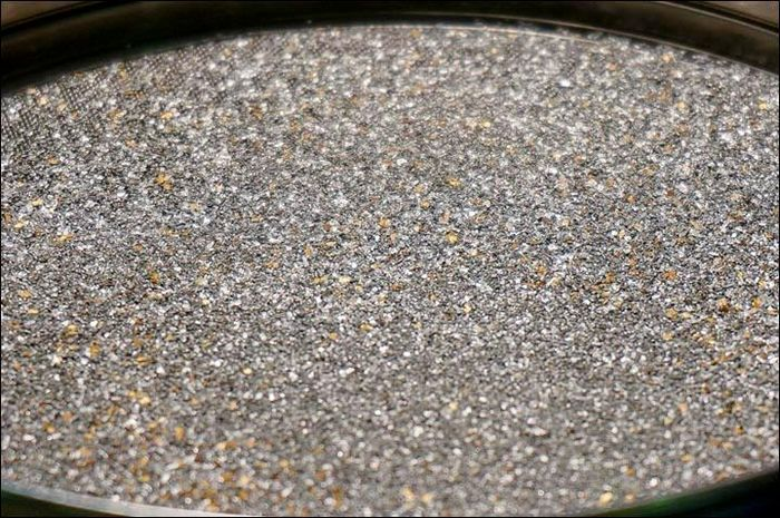 Theo đó, những dòng suối nhỏ tỏa từ vành núi chứa các trầm tích bạch kim ở dạng tinh thể, thỏi và hạt cùng với nhiều kim loại quý khác như vàng và đá quý. Chúng được xem là những thứ tốt nhất từng được tìm thấy trên thế giới.