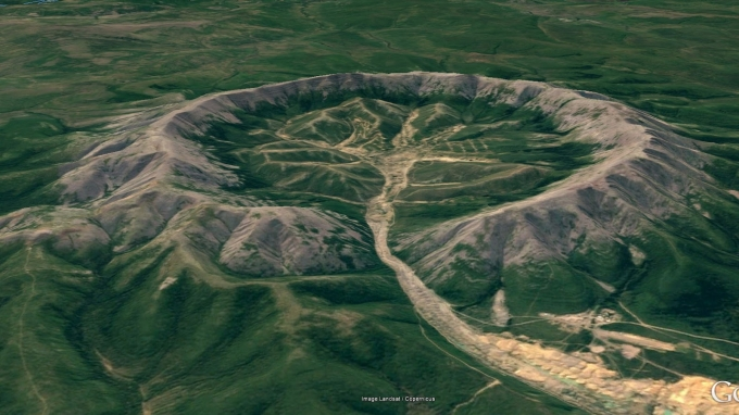 Nhiều dòng suối nhỏ hơn tỏa ra từ vành núi, cung cấp nước cho sông Kondyor nằm ở mặt phía bắc.