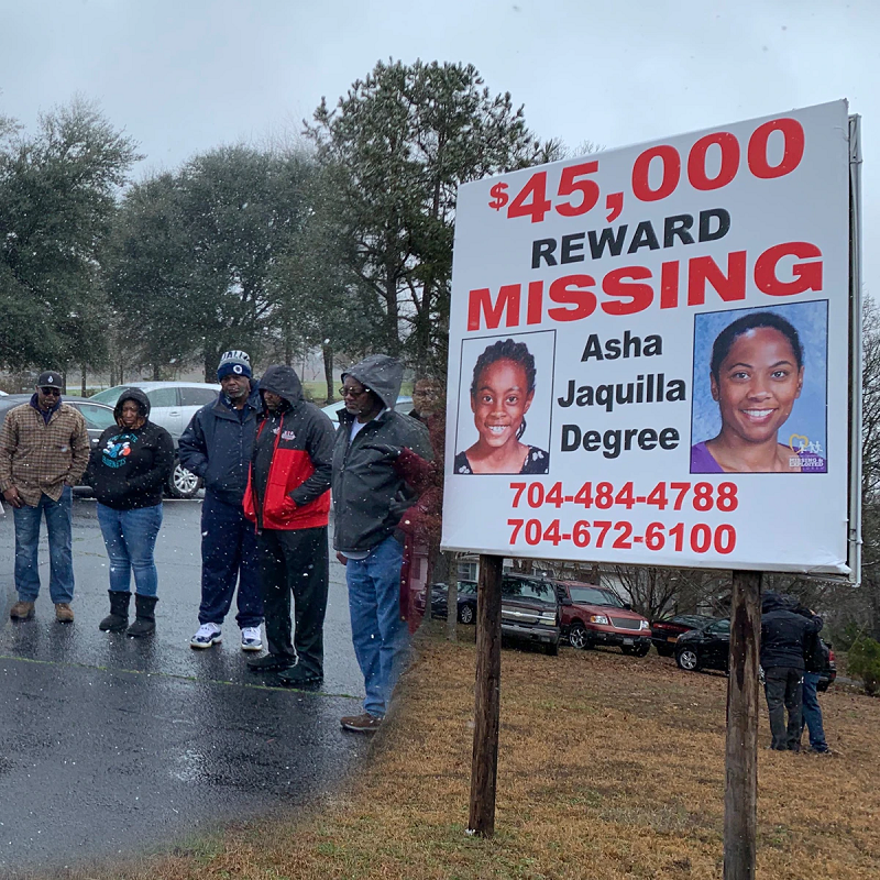 Đến khoảng 6h30, khi mẹ của Asha, bà Iquilla, vào phòng để đánh thức các con, thì chỉ còn anh trai của Asha, O’Bryant, vẫn đang say giấc, còn Asha không có ở đó. Cảm thấy có gì đó không ổn, bà bắt đầu tìm kiếm khắp căn nhà và phát hiện ba lô cùng chùm chìa khóa nhà đã biến mất.