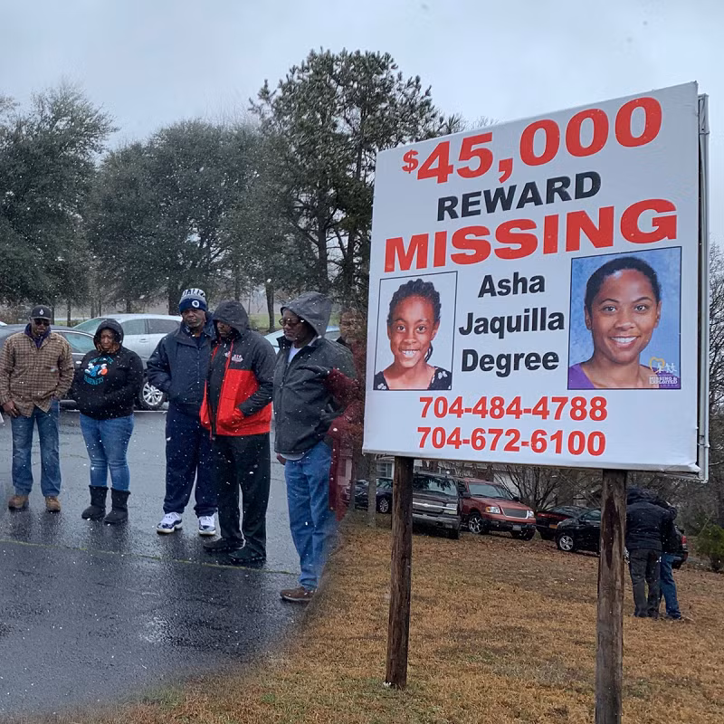 Đến khoảng 6h30, khi mẹ của Asha, bà Iquilla, vào phòng để đánh thức các con, thì chỉ còn anh trai của Asha, O’Bryant, vẫn đang say giấc, còn Asha không có ở đó. Cảm thấy có gì đó không ổn, bà bắt đầu tìm kiếm khắp căn nhà và phát hiện ba lô cùng chùm chìa khóa nhà đã biến mất.