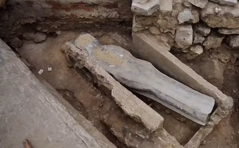 Phat hien soc tu hai co quan tai chon giua Nha tho Duc Ba Paris-Hinh-4