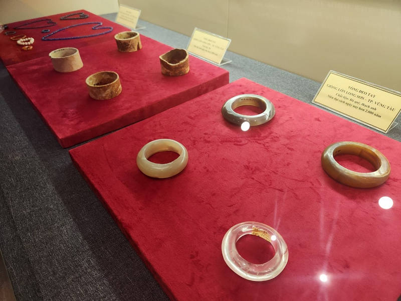 Đây cũng là những hiện vật còn nguyên vẹn, độc đáo duy nhất chỉ có ở Bà Rịa Vũng Tàu, chưa có di tích khảo cổ nào ở Việt Nam phát hiện được đồ tùy táng bằng vàng có kích thước lớn, được chế tác cầu kỳ và có giá trị đặc biệt về lịch sử, văn hóa, phản ánh những yếu tố về tâm linh, tín ngưỡng, tôn giáo xuất hiện tại khu vực ven biển Đông Nam Bộ.