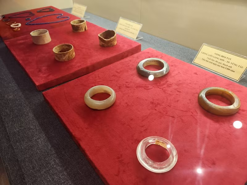 Đây cũng là những hiện vật còn nguyên vẹn, độc đáo duy nhất chỉ có ở Bà Rịa Vũng Tàu, chưa có di tích khảo cổ nào ở Việt Nam phát hiện được đồ tùy táng bằng vàng có kích thước lớn, được chế tác cầu kỳ và có giá trị đặc biệt về lịch sử, văn hóa, phản ánh những yếu tố về tâm linh, tín ngưỡng, tôn giáo xuất hiện tại khu vực ven biển Đông Nam Bộ.