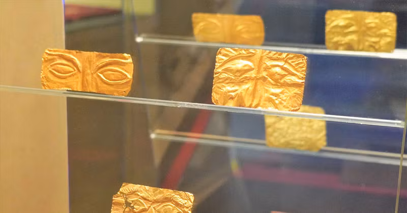 Trên cơ sở so sánh với các di chỉ khác trong khu vực Trung Bộ, Đông Nam Bộ và các di chỉ khác ở Đông Nam Á hải đảo, các nhà khảo cổ nhận định rằng, 3 ngôi mộ này nằm trong khung niên đại từ thế kỷ 1 trước Công nguyên đến thế kỷ 2. Đây cũng là niên đại của 3 chiếc mặt nạ.