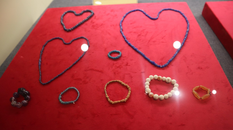 Bên cạnh 3 mặt nạ vàng, một số đồ trang sức bằng vàng, đá thạch anh được tìm thấy trong một khu mộ cổ thuộc chỉ khảo cổ Giồng Lớn - Long Sơn (thôn Rạch Già, xã Long Sơn, TP Vũng Tàu) năm 2003, 2005.