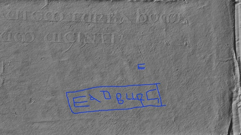 Các bản phác thảo gần như vô hình trên các trang giấy - trong một trường hợp, chúng mô tả một người dang rộng cánh tay, vươn về phía một người khác đang giơ tay như thể ngăn họ lại.