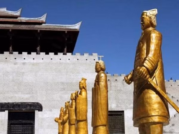 Các tài liệu lịch sử cũng chỉ nêu rằng có sự việc về những mệnh lệnh của Tần Thủy Hoàng dẫn đến sự xuất hiện của chúng (12 bức tượng đồng lớn) chứ không còn tài liệu hay dấu tích khảo cổ nào nhắc về sự tồn tại của những bức tượng này.