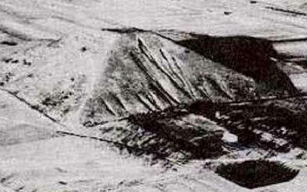 Nhiều năm qua, cũng xuất hiện các báo cáo về khoảng 100 ngọn đồi kim tự tháp nằm rải rác ở Thiểm Tây. Tuy nhiên, cho đến nay, người ta vẫn chưa thể xác minh ai đã xây lên những kim tự tháp bí ẩn này.