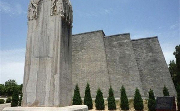 Trước khi qua đời, Nữ đế Võ Tắc Thiên lại dựng một bia đá hoàn toàn không có bất cứ một chữ nào trước mộ của mình. Bia đá này là một bia đá lớn, cân đối, có hoa văn.