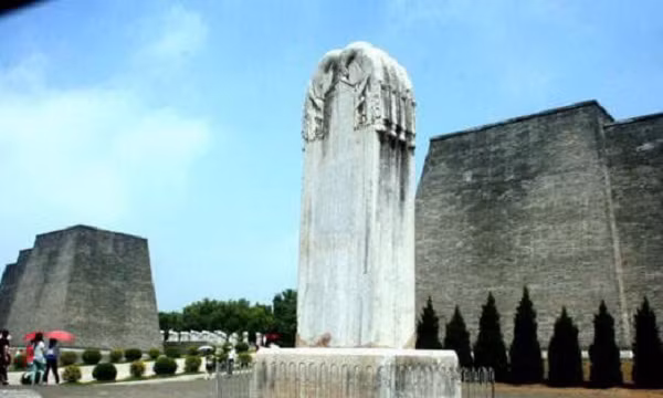 Nhiều câu hỏi được đặt ra là lí do gì người xưa dựng nên một công trình cẩn thận như vậy mà lại không ghi bất cứ dòng chữ nào về chủ nhân của nó khi người đó là vị vua của một đế quốc. Một người quyền lực và kiêu ngạo như Võ Tắc Thiên lại không ghi danh trước lăng mộ của mình?