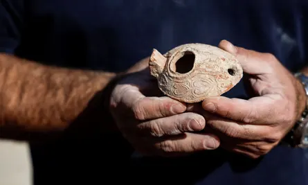 "Chúng tôi tin rằng những người hành hương đã tới đây, thuê một ngọn đèn dầu, tiến hành thờ cúng bên trong và đi tiếp", nhà khảo cổ Zvi Firer của IAA cho biết.