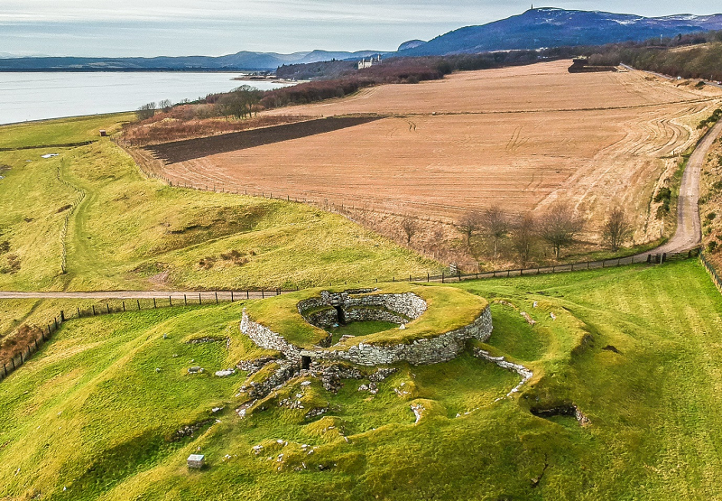 Ví dụ, bạn có thể thấy nông cụ được cất tại broch, hoặc những công cụ chăn nuôi gia súc, cối xay đá hay đồ thủ công.
