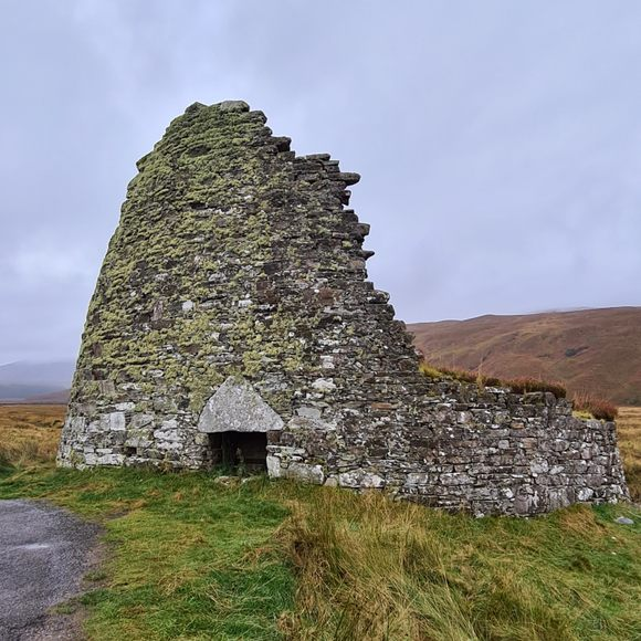 Đó mới là đồ vật thường thấy trong các broch, chứ không phải những thứ khí cụ có thể được cất giữ tại một công trình trông như tháp canh. Rất ít vũ khí hiện hữu tại broch.