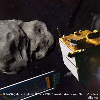 Nếu tàu vũ trụ đâm trực diện vào tiểu hành tinh mà không tạo ra bất kỳ mảnh vỡ nào, thì tiểu hành tinh sẽ thu được chính xác động lượng mà con tàu có khi va chạm, beta bằng 1.