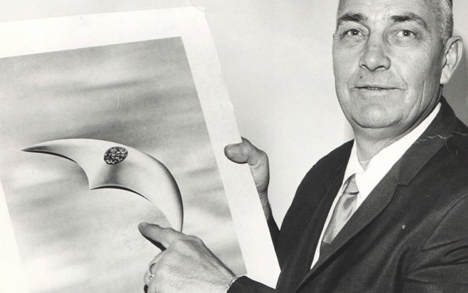 Trong một tuyên bố gửi lực lượng không quân ngày 12 tháng 7, Arnold đã nhiều lần ám chỉ các vật thể "giống dạng đĩa" và ở cuối báo cáo ông ta vẽ một bức tranh, có ghi chú:" chúng có vẻ dài hơn là rộng, bề dày của nó khoảng 1/20 bề rộng".