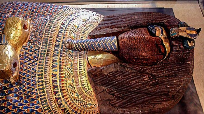 KV55 được phát hiện tại Thung lũng các vị vua vào ngày 6 tháng 1 năm 1907 và chiếc quan tài được tìm thấy trong KV55 là điều khó hiểu nhất. Quan tài này rõ ràng được làm cho một người phụ nữ.