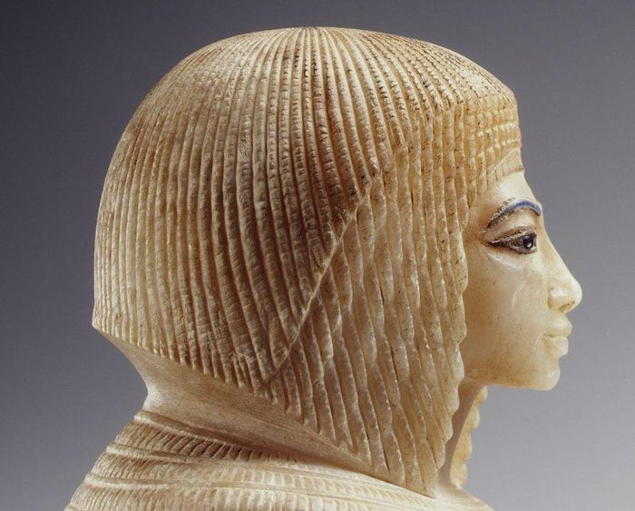 Sau đó, các bản chụp CT chỉ ra rằng người được chôn cất trong KV 55 có thể đã ngoài 20 tuổi.Các xét nghiệm máu, sự tương đồng về xương và các manh mối khác đã khiến các chuyên gia tin rằng xác ướp KV55 có liên quan mật thiết với Tutankhamen - Smenkhkare.