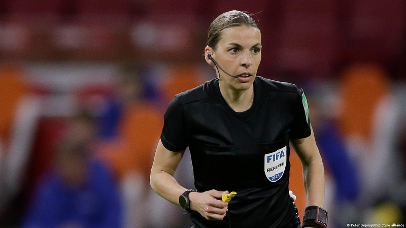  2. Nữ trọng tài tại World Cup bóng đá nam: Stephanie Frappart (38 tuổi, Pháp) đã đi vào lịch sử bóng đá thế giới khi trở thành nữ trọng tài đầu tiên được giao bắt chính tại World Cup nam, trong cuộc đối đầu giữa Costa Rica và Đức ở lượt trận cuối cùng bảng E World Cup 2022 rạng sáng 2/12/2022.