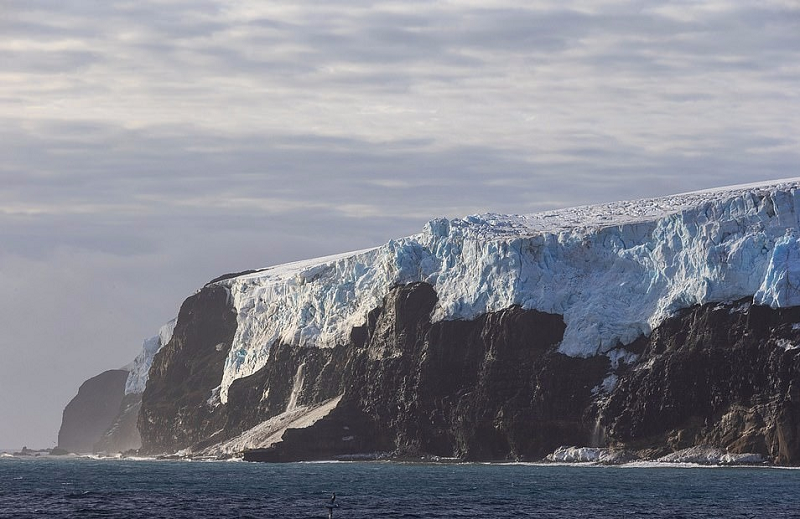 Đây là hòn đảo cô đơn nhất thế giới vì vị trí xa xôi cộng với không có người sinh sống. Với diện tích 49 km2, tới 93% diện tích nơi này bao phủ bởi những dòng sông băng ngăn cách bờ biển phía nam và phía đông.