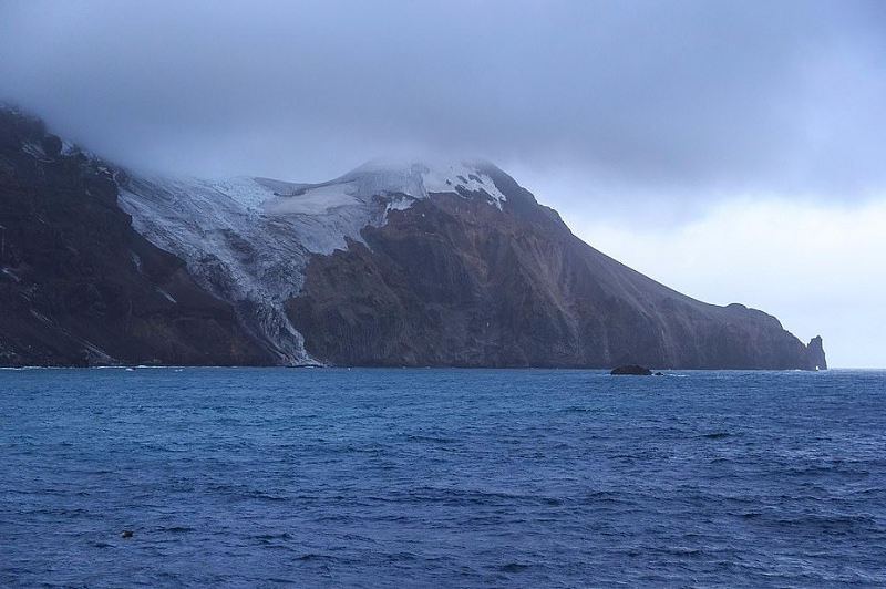 Đảo không được nhìn thấy cho đến tận năm 1808, khi nó được James Lindsay, thuyền trưởng tàu đánh cá voi Snow Swan của Công ty Enderby, tìm thấy. Ông là người đầu tiên đánh dấu vị trí chính xác của hòn đảo.
