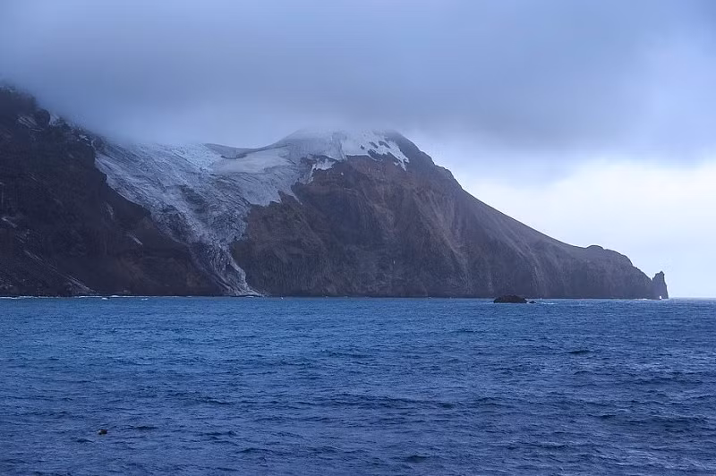 Đảo không được nhìn thấy cho đến tận năm 1808, khi nó được James Lindsay, thuyền trưởng tàu đánh cá voi Snow Swan của Công ty Enderby, tìm thấy. Ông là người đầu tiên đánh dấu vị trí chính xác của hòn đảo.