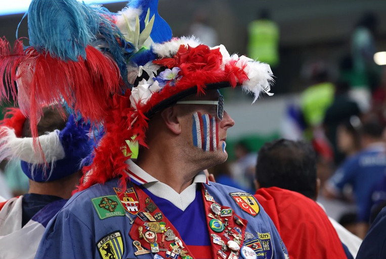 Người hâm mộ đội tuyển Pháp nổi bật với chiếc mũ nhiều sắc màu.