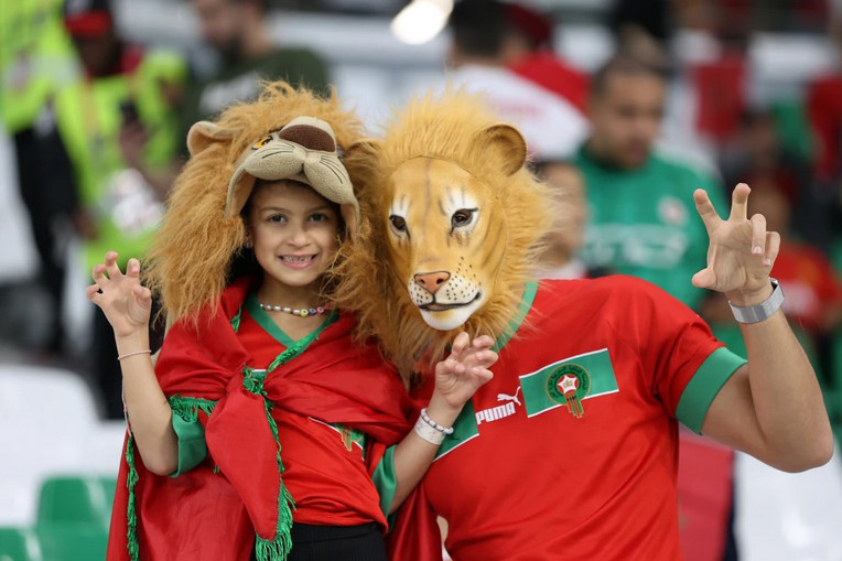 Cổ động viên nhí Morocco với chiếc mũ sư tử đáng yêu.