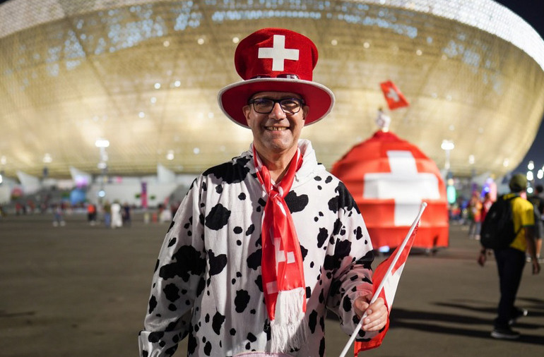 Cổ động viên Thụy Sĩ với chiếc mũ hình quốc kỳ.