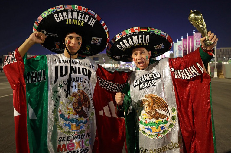 Ông Hector Chaves cùng con trai đến Qatar cổ vũ cho đội tuyển Mexico.