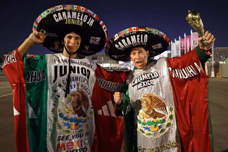 Ông Hector Chaves cùng con trai đến Qatar cổ vũ cho đội tuyển Mexico.