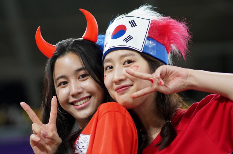 Hai nữ cổ động viên xinh đẹp của Hàn Quốc.