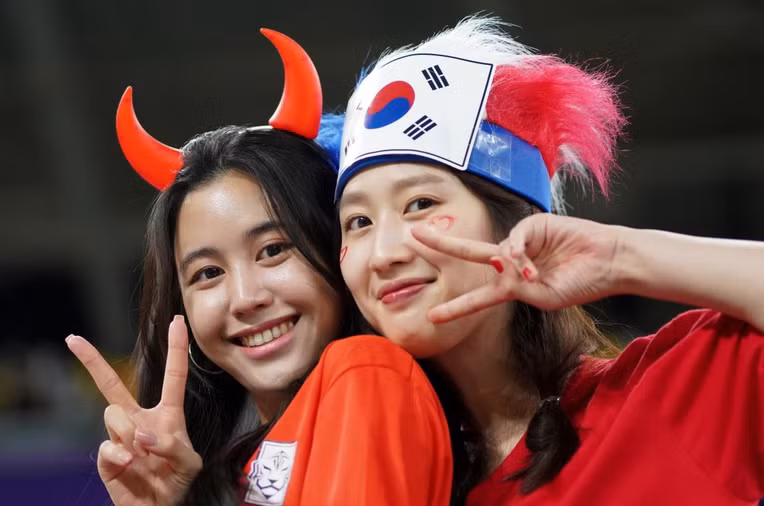 Hai nữ cổ động viên xinh đẹp của Hàn Quốc.