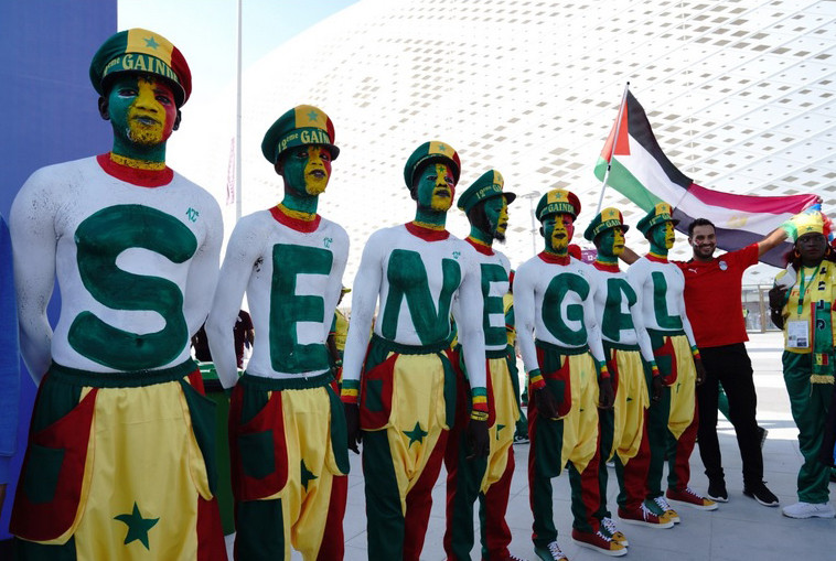 Nhóm người hâm mộ Senegal sơn tên nước lên người.