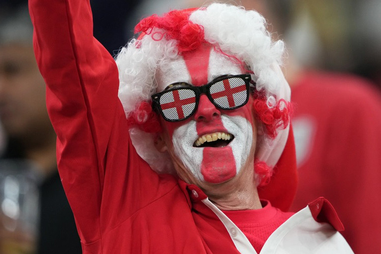 Cổ động viên Anh vẽ mặt theo hình quốc kỳ.