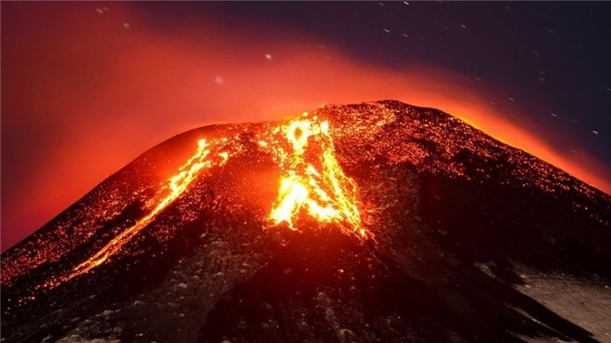 Một lượng lớn hoạt động núi lửa trong thời kỳ đầu của Sao Hỏa đã tạo nên những ngọn núi lửa vĩ đại nhất hệ Mặt Trời và bao phủ hầu hết bán cầu Bắc của hành tinh trong trầm tích.