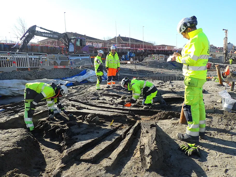 Hai tàu buôn thuộc loại tàu phổ biến thời Trung cổ gọi là cog. Đây là loại tàu lớn, có khoang chở hàng rộng, hầu hết trang bị một cột buồm và một cánh buồm vuông lớn.