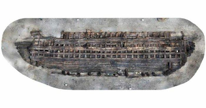 Cặp đôi ma quái lộ diện lần đầu vào mùa xuân năm 2021 ven biển Baltic, được khai quật một cách tình cờ bởi các công nhân đang xây dựng một đường hầm xe lửa ở gần Varberg, quận Halland, Thụy Điển.