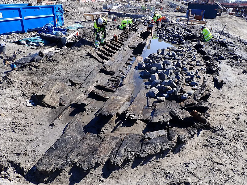 Trong khi đó, xác tàu nhỏ hơn có tên Varbergskoggen 2, làm từ gỗ khai thác ở miền bắc Ba Lan vào khoảng năm 1355 - 1357.