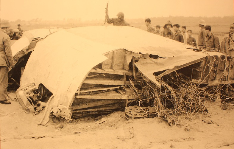 Xác 1 trong 4 máy bay B-52 của Mỹ bị quân và dân Hà Nội bắn rơi đêm 18/12, rạng sáng ngày 19/12/1972.