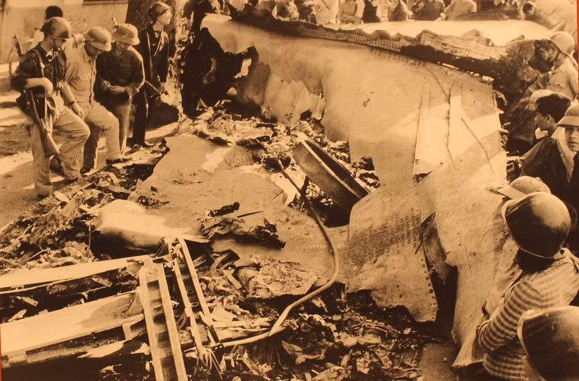 Xác máy bay B-52 nằm trên phố Hoàng Hoa Thám (Hà Nội) ngày 27/12/1972.